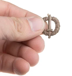 Tsekkoslovakialainen aselajimerkki, metallia, ylijäämä