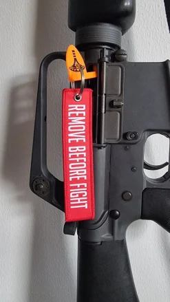 Varusteleka avaimenperä, NIMI + REMOVE BEFORE FIGHT