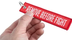 Varusteleka avaimenperä, REMOVE BEFORE FIGHT
